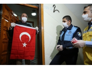 Sokağa Çıkamayan Yaşlı Adamdan Duygulandıran Talep