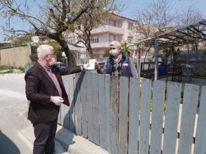 Başkan Yüksel Maskeleri Bizzat Teslim Ediyor