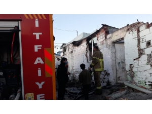 Edremit’te Gecekondu Alevlere Teslim Oldu