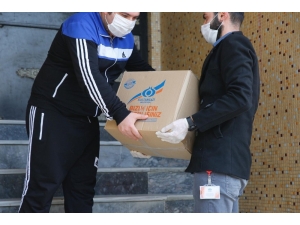 Sultangazi’de Zabıta Ekipleri Kapı Kapı Ekmek Dağıttı