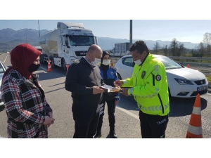 Başkan Yardımcılarından Polislere Tatlı İkramı