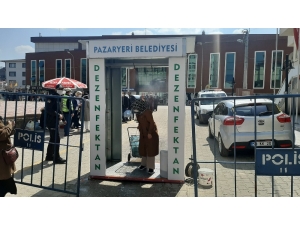 Halk Pazarında Vatandaşlar Dezenfekte Tünelinden Geçerek, 25’şerli Gruplar Halinde İçeri Alındı