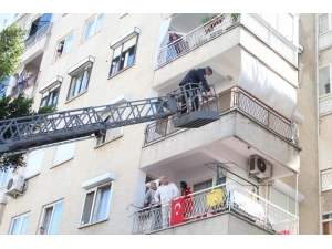 Polis, Banyoda Mahsur Kalan Yaşlı Kadının Yardımına Balkondan Yetişti