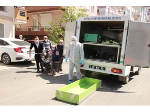 Yaşlı Adam Tek Başına Yaşadığı Evde Ölü Bulundu, Ekipler Özel Kıyafetle Eve Girdi