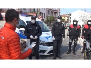 Gazetecilerden Polis Ekiplerine Sürpriz Kutlama