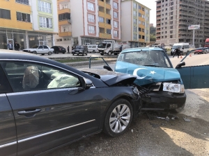 İki Otomobil Kafa Kafaya Çarpıştı: 3 Yaralı