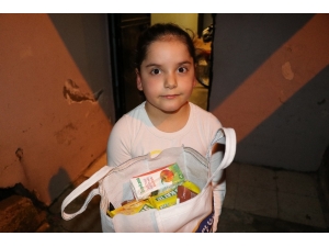 Küçük Kız Mail Attı, Polis Ekipleri Cips Ve Çikolata Getirdi