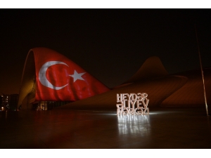 Azerbaycan’da Haydar Aliyev Merkezi’ne Türk Bayrağı Görüntüsü Yansıtıldı