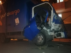 Kargo Aracı Kaza Yaptı: 2 Yaralı