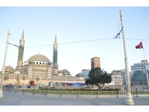 İstanbul’un Meydanları Boş Kaldı