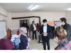 Gönüllü Kadınlar Maske Üretiyor