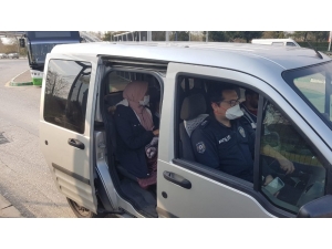 Hastaneye Giden Anne Kız Yolda Kalınca İmdadına Polis Yetişti