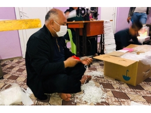 Gündüz Belediye Başkanlığı Yapıyor, Gece Maske Dikiyor