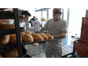 Denizli’de Sokak Sokak Ekmek Dağıtıldı