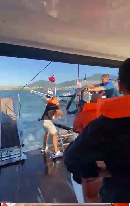 izmir-de-denizde-korku-dolu-anlar-su-alan-teknedeki-6-yolcu-kurtarildi