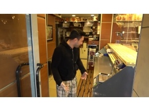 O Gece Eşofmanla Yok Sattı, Sonra Alıcı Bulamadı