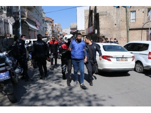 Cezadan Kurtulmak İçin Polise Saldırdılar