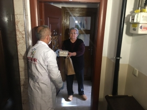Ataşehir’de 65 Yaş Üstü Vatandaşlara Ve İhtiyaç Sahiplerine Yemek Dağıtılıyor
