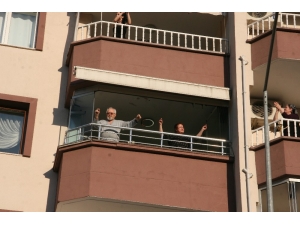 Müzisyen Mahalleyi Düğün Salonuna Çevirdi