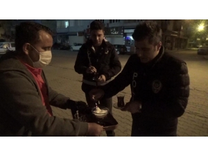 Vatandaşlardan Sokağa Çıkma Uygulamasındaki Polislere Çay