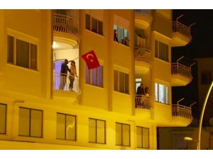 Antalyalılar "Memleketim" Şarkısıyla Balkonlara Döküldü