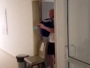 Karantinadaki Türk İşçiden Sağlıkçılara Tulumlu Mini Konser