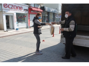 Manyas’ta Meydanlar Güvercinlere Kaldı