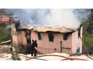 80 Yaşındaki Kadın Çıkan Yangında Hayatını Kaybetti