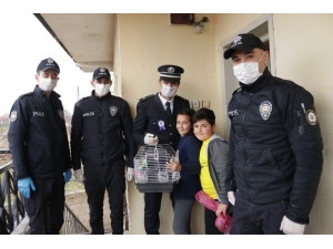 Polis Ve Zabıta Ekibinden Minik Çocuklara Kuş Sürprizi