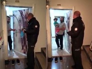 Polisten Ailesinin Susturamadığı 2 Yaşındaki Kıza Emzik