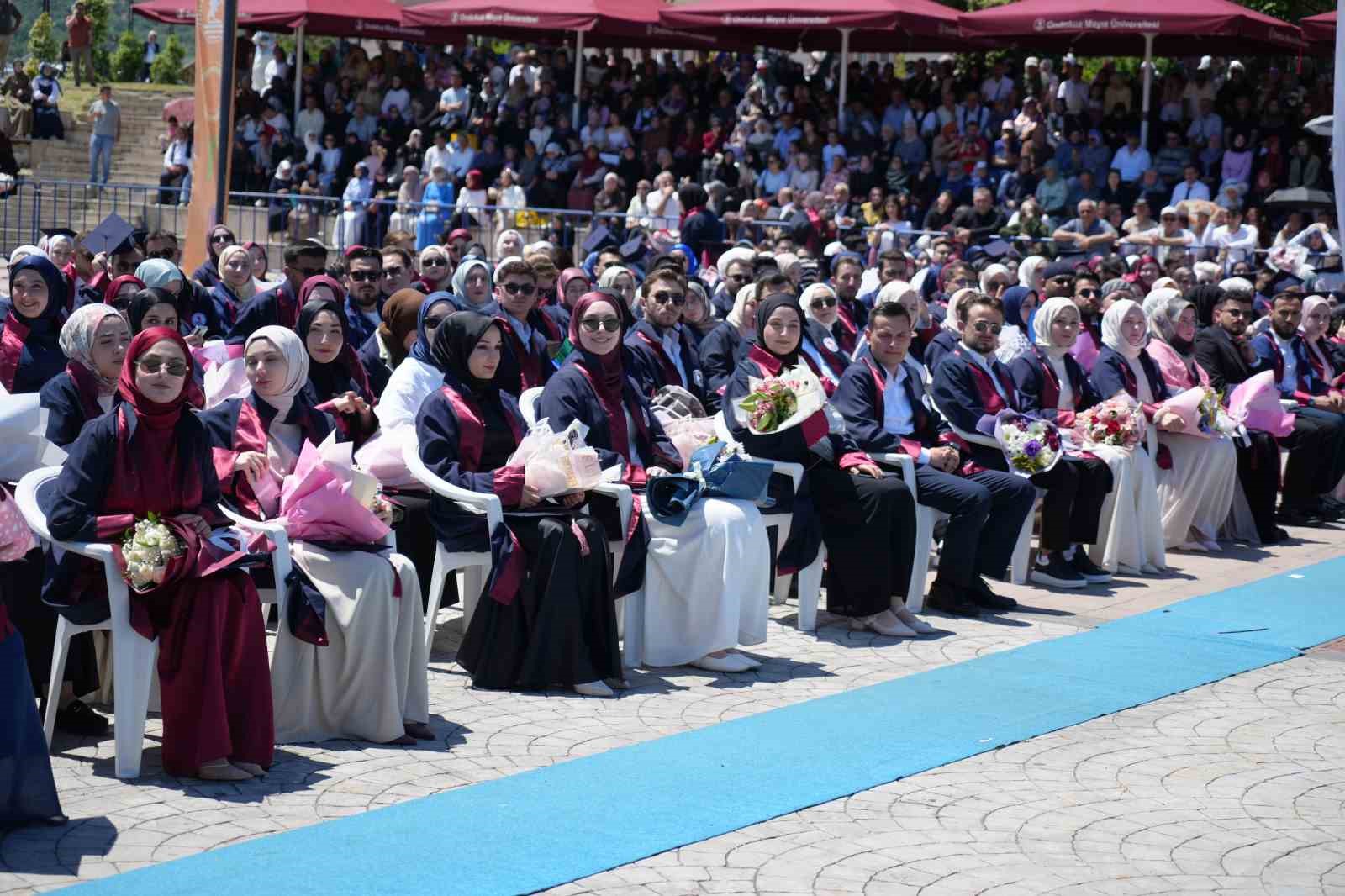 omu-ilahiyat-fakultesi-nde-mezuniyet-heyecani