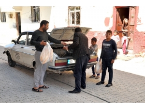 Mahalle Muhtarı Ekmeksiz Kalan Vatandaşın İmdadına Yetişiyor