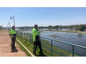 Polisler Suları Çekilen Fırat Nehri’ndeki Balık Ve Martıları Besledi