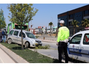 Sakarya’da Boş Yolda Direksiyon Hakimiyetini Kaybeden Sürücü Refüje Çıktı