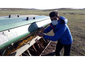 Çiftçilerin Tohum Ekme Mesaisi Başladı