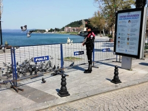 Sokakta İnsan Olmayınca Polis, Güvercinleri Besledi