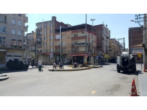 Diyarbakır’da Zırhlı Polis Aracından Vatandaşlara ’Şemmameli’ Moral