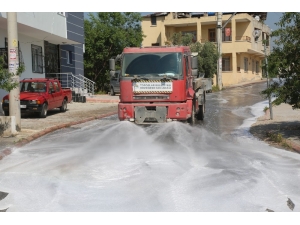 Toroslar Belediyesi, Sokakları Yıkayarak Dezenfekte Ediyor