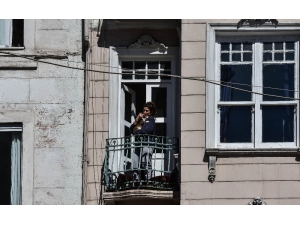 İstanbullular Can Dostları İle Balkonlarda Güneşleniyor