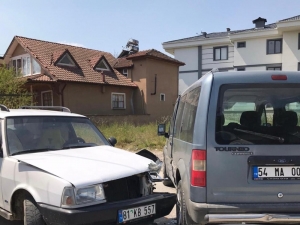 İki Fırının Arabası Çarpıştı, Maddi Hasar Meydana Geldi