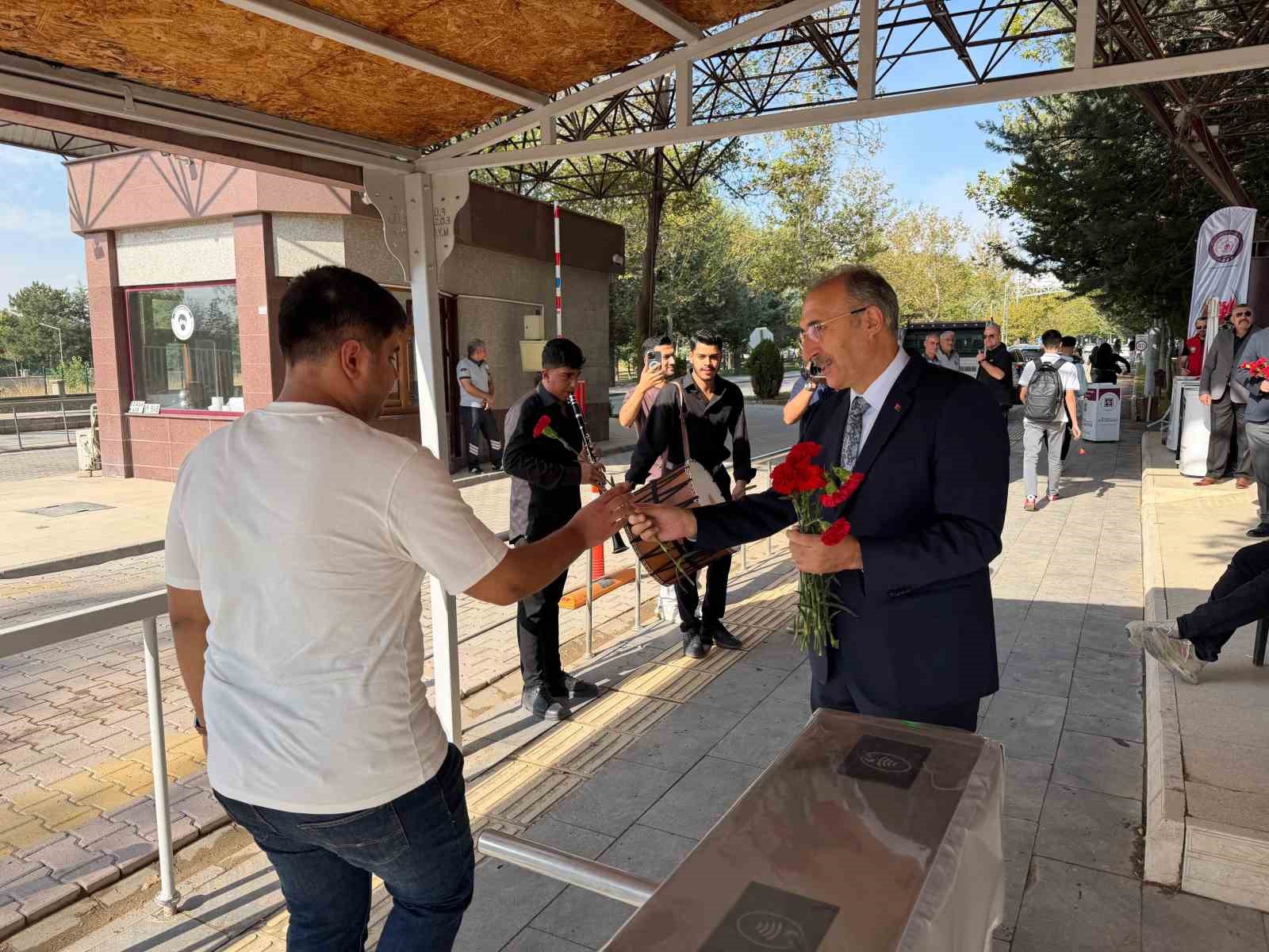 rektor-prof-dr-goktas-ogrencileri-ciceklerle-karsiladi