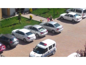 Site Bahçesine Çıkan Çocukları Polis Evlerine Gönderdi