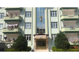 Eve Kapananlar Pencere Ve Balkondan Sohbet Etti