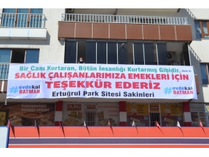 Batman’da Apartman Sakinlerinden Sağlık Çalışanlarına Moral Pankartı