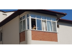 74’lük Dededen Mahalleliye Balkonda Türk Sanat Müziği Konseri