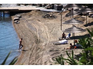 Sokağa Çıkmadılar Ama Denize Girdiler