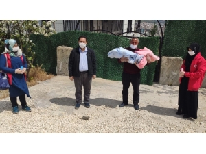 Kuvözde Bıraktıkları İkizlerine 68 Gün Sonra Kavuştular