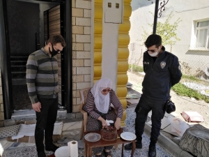 Haladan Yeğene Polisle Doğum Günü Pastası