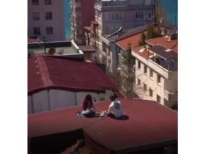Sokağa Çıkamayan Çift, Çatıya Çıkarak Kahvaltı Keyfi Yaptı