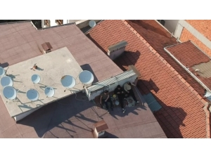 Sohbet Etmek İçin Sokağa Çıkamayınca Çatıya Çıktılar